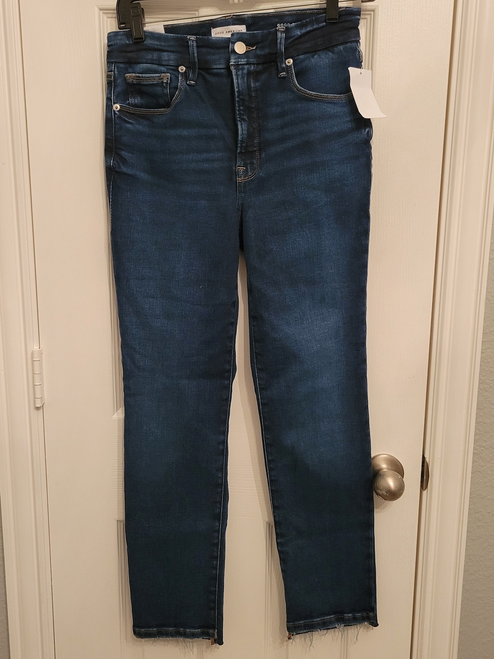 Good American Slim Jeans in Dark Blue Wash